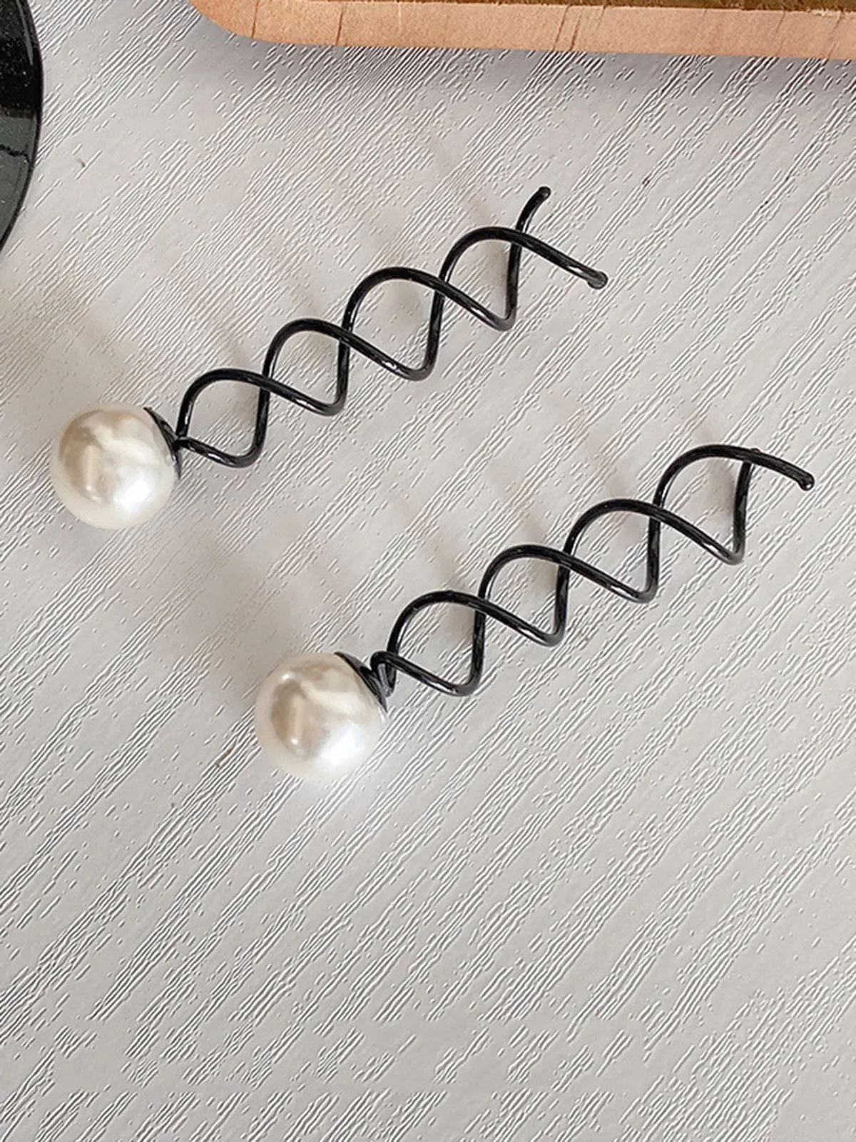 Coiled pearl rotary spiral hairpin