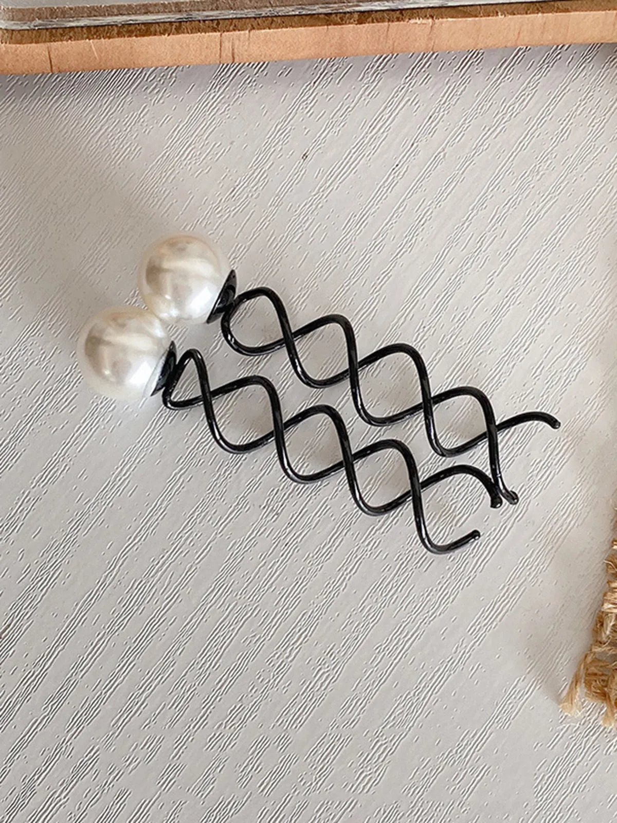 Coiled pearl rotary spiral hairpin