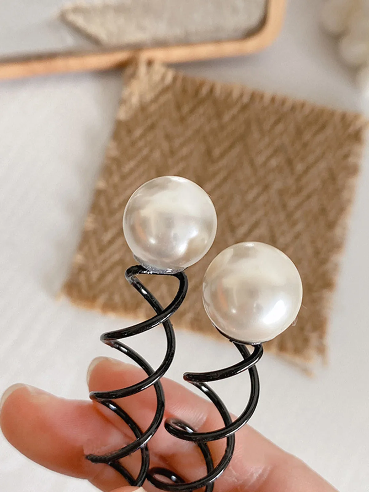 Coiled pearl rotary spiral hairpin