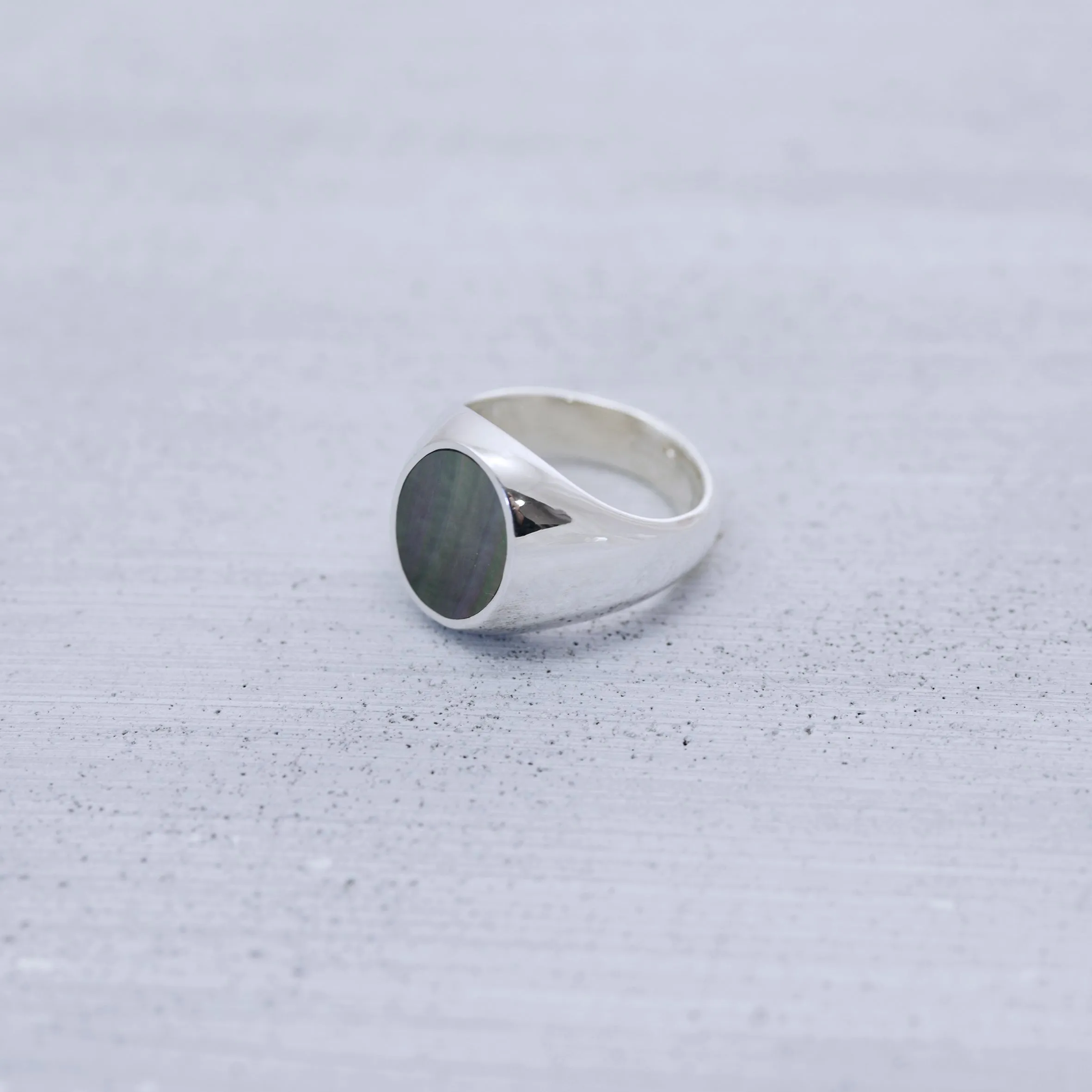 Oval classic Mother of pearl signet Ring (medium) - Silver