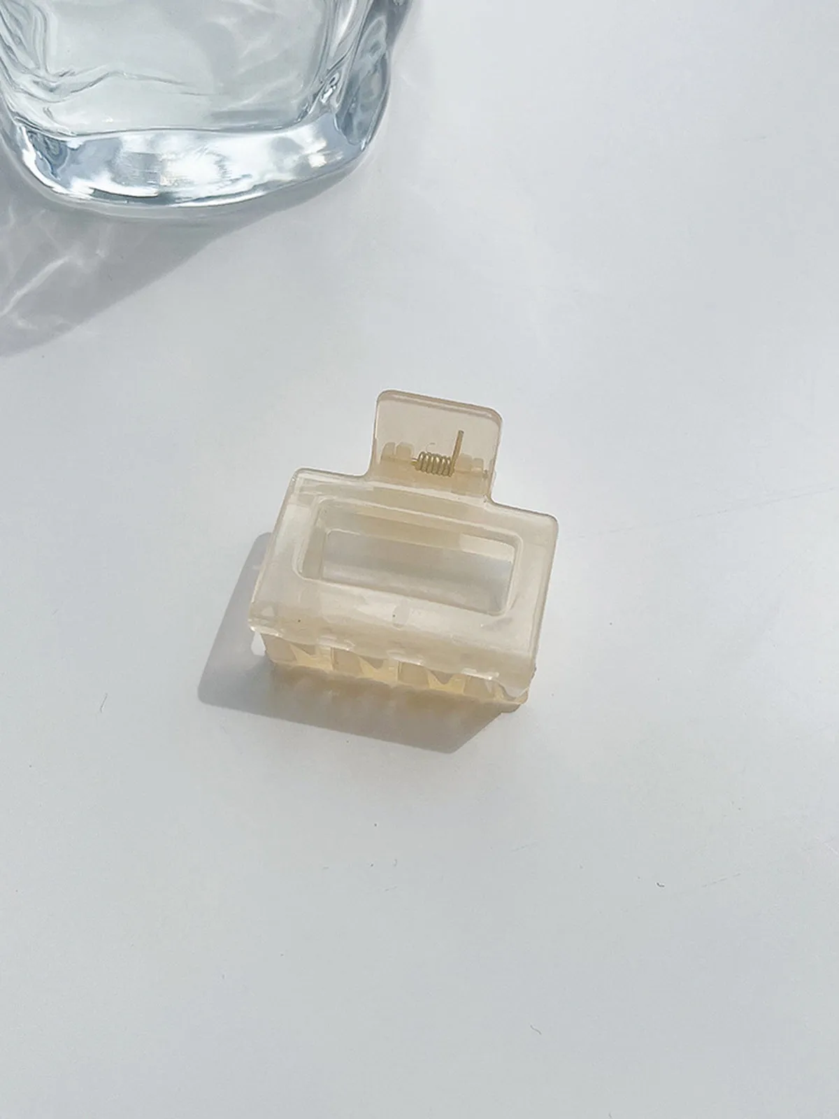 Translucent Grab Back Head Shark Clip Catcher